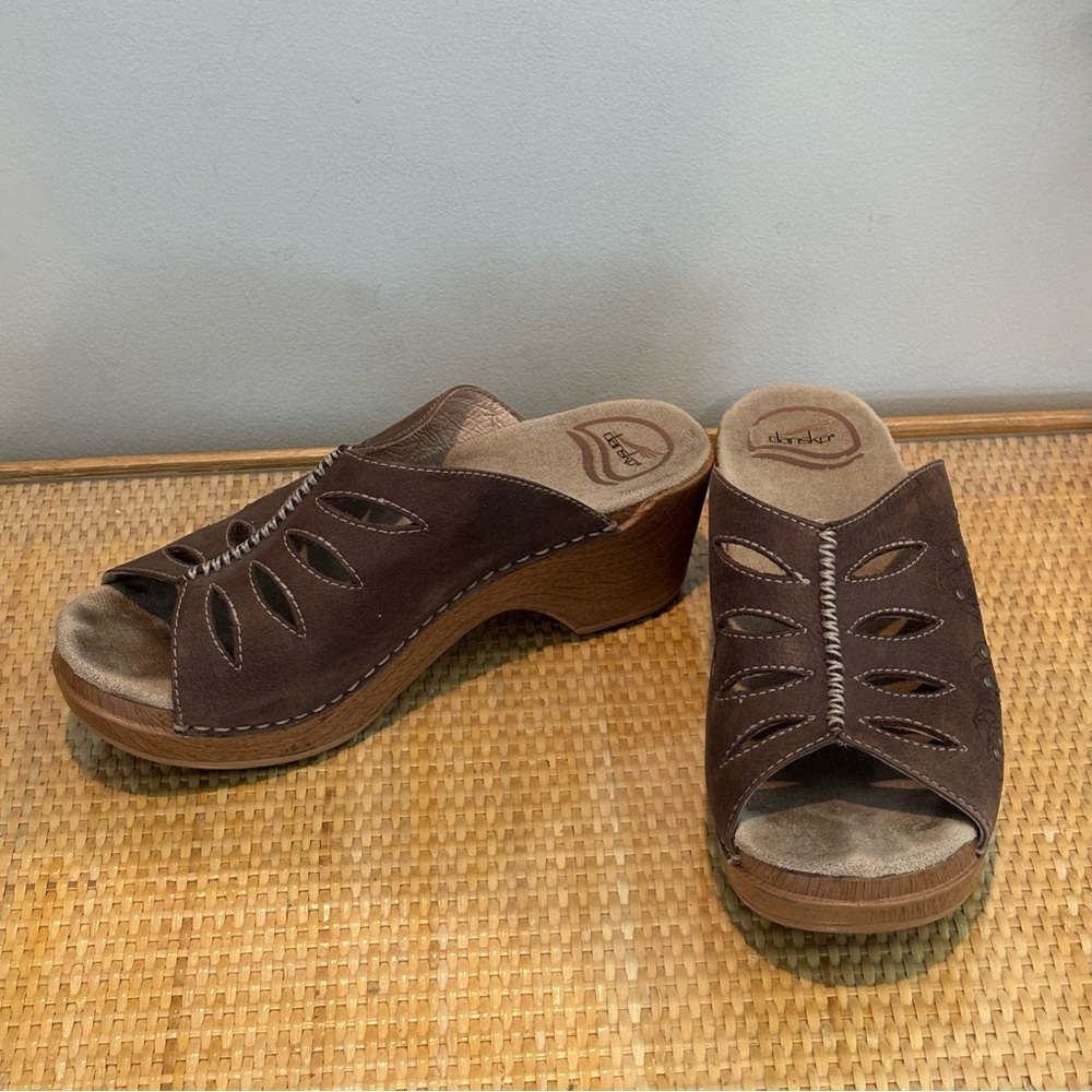 Dansko Sheri Womens Sandal Brown Leather Floral Studded Sz 5.5 as New!